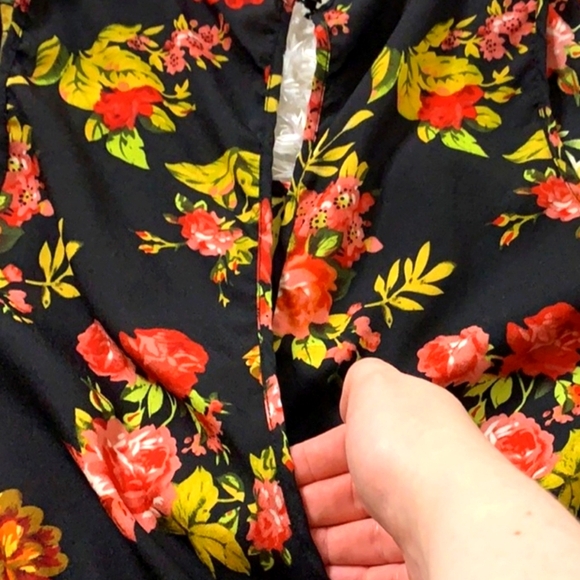 Ambiance - 🖤❤️🤎💛 Floral Romper **(Tag says SIZE L) But it fits like a SMALL** - Picture 7 of 11